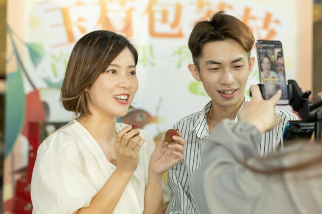 高市府美女发言人周璟瑜(左)化身最强带货网红，在网路平台以直播带货方式抢鲜推出大树玉荷包，成为玉荷包的最佳「造后者」(高雄市农业局提供)
