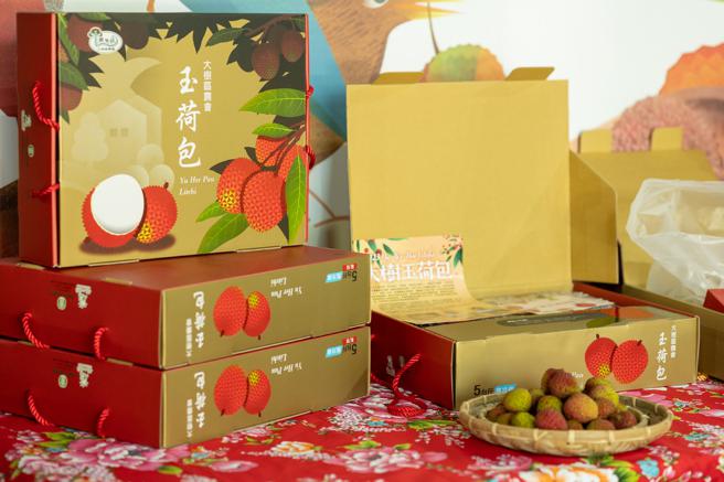 高雄玉荷包除了网路行销，在四大连锁销售通路也铺货上架。(高雄市农业局提供)