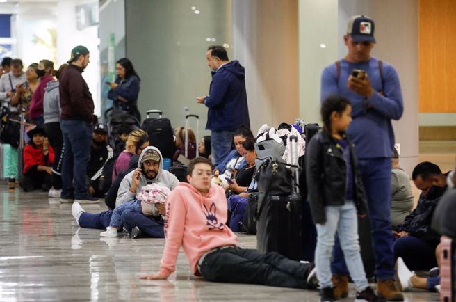 墨西哥市的两座机场因火山灰落下而暂时关闭。（图／路透社）