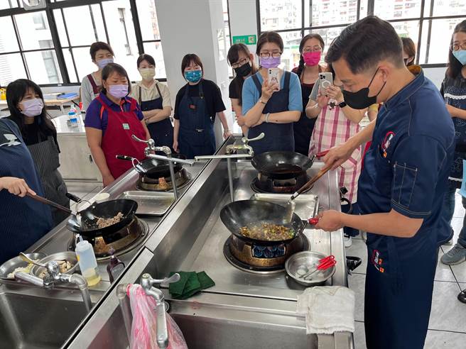 新竹市中餐服务人员职业工会办理的「劳工自主学习计画─复合式餐饮训练班第01期」近日结业。（陈育贤摄）