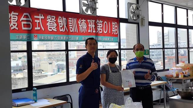 新竹市中餐服务人员职业工会办理的「劳工自主学习计画─复合式餐饮训练班第01期」近日结业。（陈育贤摄）