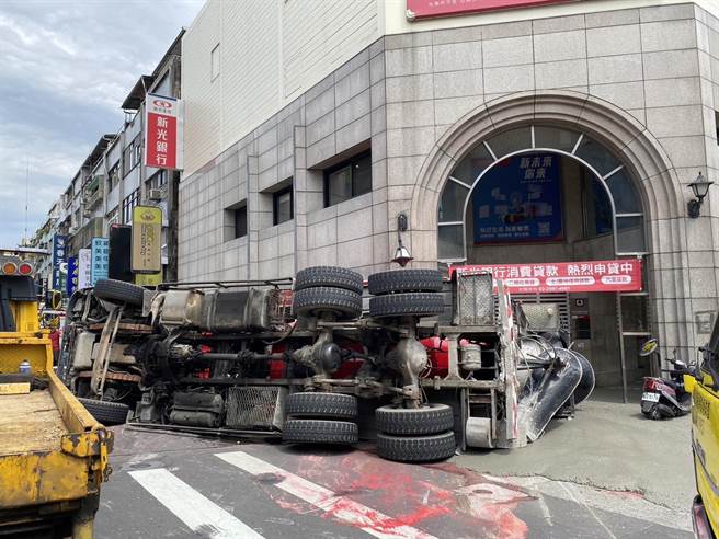 水泥车搅拌车翻覆。（翻摄画面）