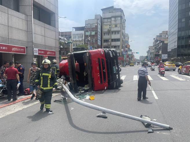 黄姓驾驶轻伤并未送医。（翻摄画面）