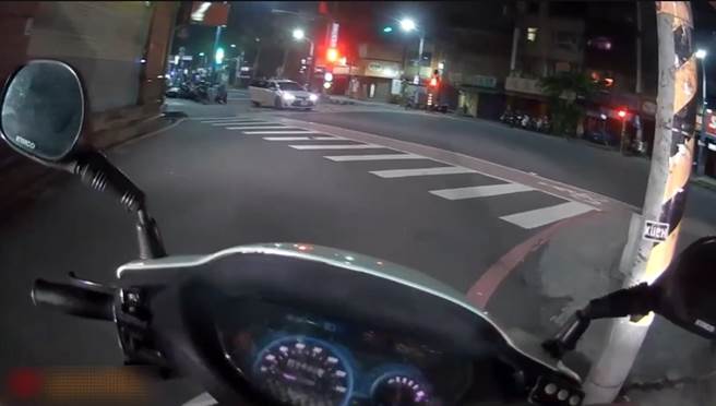 白色轎車因為停在斑馬線上讓友人上車遭警方盯上。（警方提供）