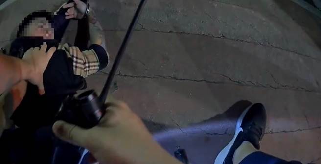 蔡男逃逸不成當場被警方壓制。（警方提供）