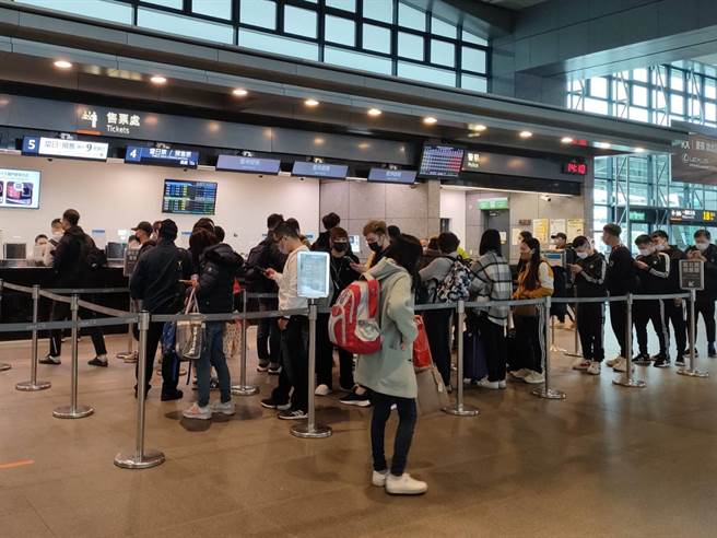 高铁台中站建议旅客出发时一併购妥回程车票，或相关票卡感应进站，节省回程购票等候时间。（示意图／潘虹恩摄）