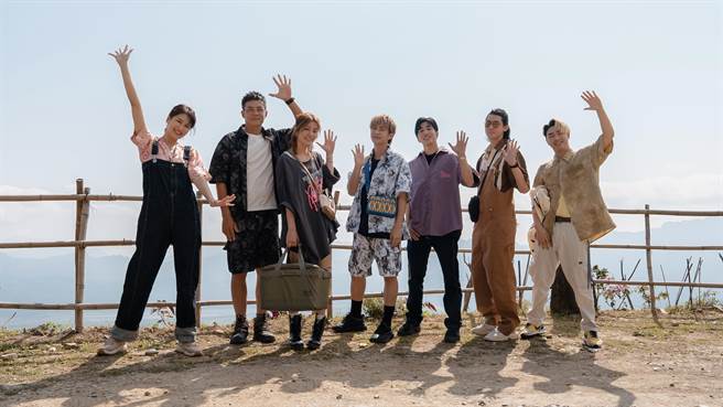 《嗨！营业中2》由曾沛慈（左起）、姚元浩、莎莎、炎亚纶、娄峻硕、李玉玺、鹿希派组成。（好看娱乐提供）