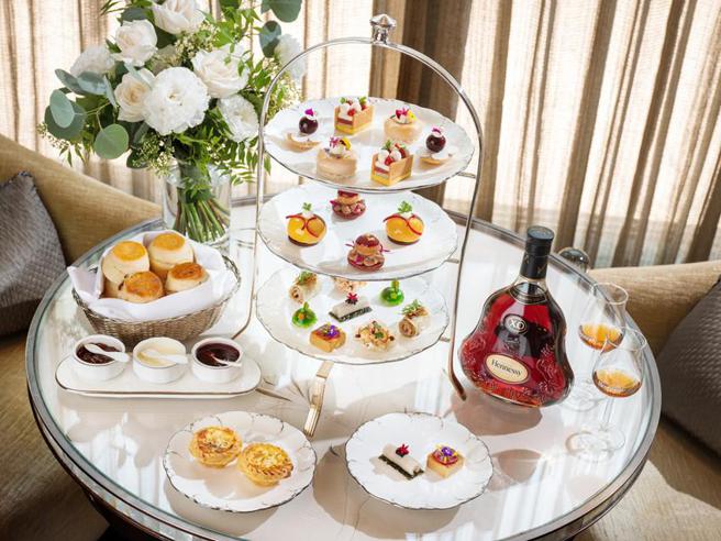 （台北文华东方酒店携手知名干邑品牌轩尼诗（Hennessy），于5月22日至6月30日于酒店一楼「青隅」献上跨界联名下午茶。图／台北文华东方酒店提供）