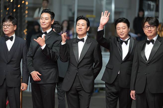《寂噤计画》坎城现场，朱智勛(左起)、李善均、金熙元。（取自CJ ENM Movie脸书）