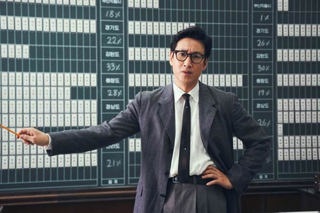 李善均在《王者制造》中饰演一名选举策略家。（资料照/华映提供）