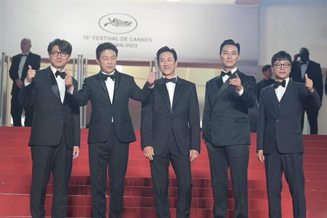 《寂噤计画》坎城现场，金熙元（左起）、李善均、朱智勛。（图CJ ENM Movie脸书）