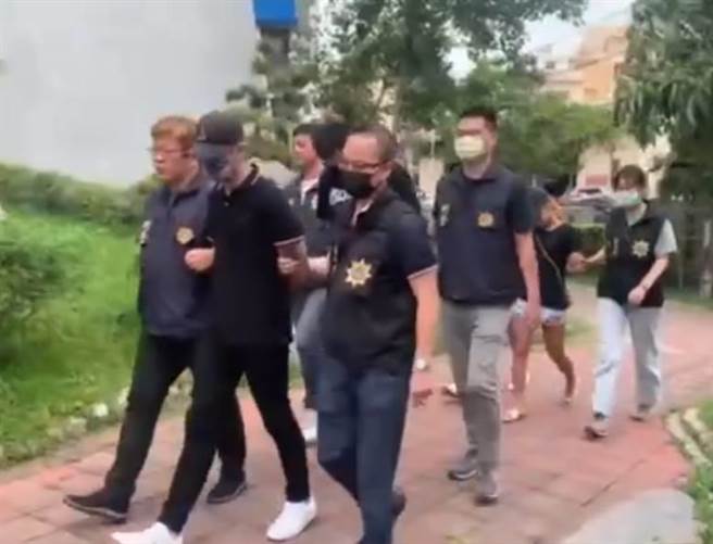 台中市潭子区得天宫22日中午传出亮枪殴打伤害案，警方将两嫌带回侦办。（民眾提供）