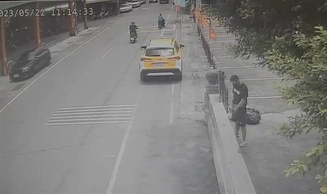 台中市潭子区得天宫22日中午传出亮枪殴打伤害案，嫌犯下手前还在路边乱撒尿。（民眾提供）