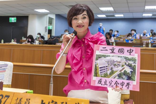 县议员上官秋燕建议县府补助老人健保费，将发行的爱心陪伴卡有补助储值，并增加县民保险为35万元。（罗浚滨摄）