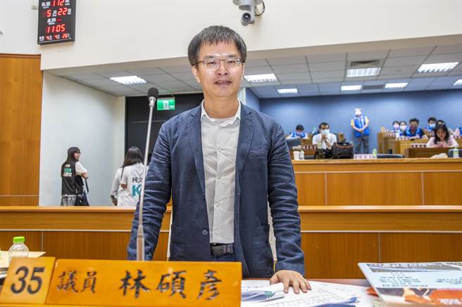 县议员林硕彦要求县府将凤山溪支线公告区域排水。（罗浚滨摄）