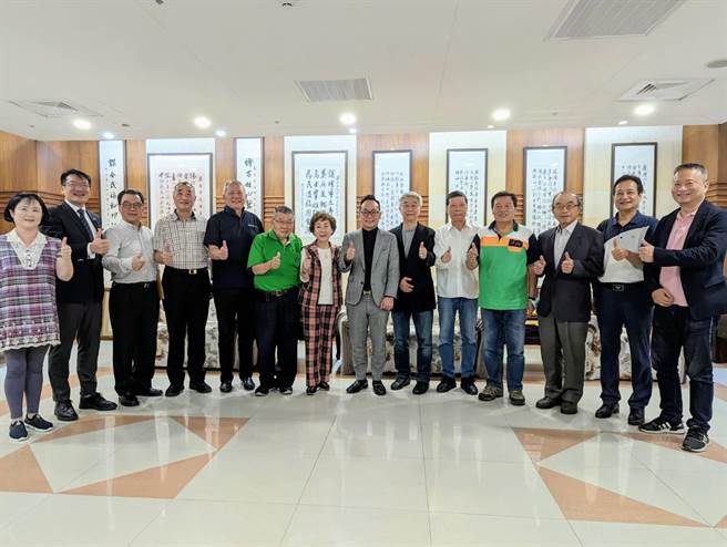 基隆市议会议长童子玮（左8）邀请前基隆市议员担任议政顾问，希望提供议员问政参考。（张志康摄）