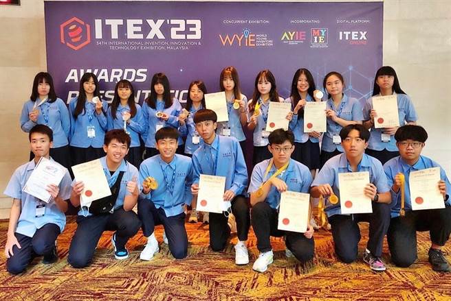 明道中学学生跨域参加马来西亚ITEX国际发明展，6件参赛作品全获奖，勇夺4金2银与3个大会特别奖。（明道中学提供／潘虹恩台中传真）