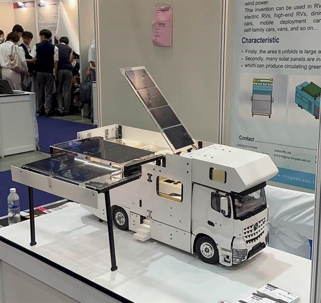 明道中学技术高中部电子科连国筌、林俊齐、美工科戴筠芸、商经科詹佩佳共同合作完成「太阳能车边帐」，获得「金牌」及沙乌地阿拉伯、韩国2个国家特别奖，尤受沙乌地阿拉伯青睐。（明道中学提供／潘虹恩台中传真）