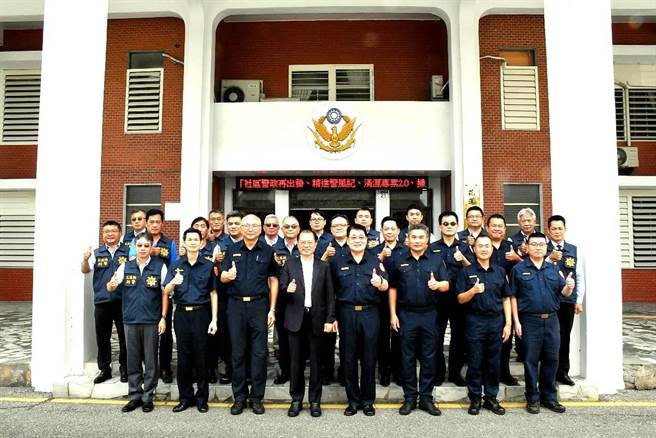 警政署长黄明昭（前左四）今赴花莲县警察局参加座谈会，特别颁发慰勉金予花莲警方，肯定侦破各类刑案的优异成绩及一线同仁执勤辛劳。（花莲县警局提供／罗亦晽花莲传真）