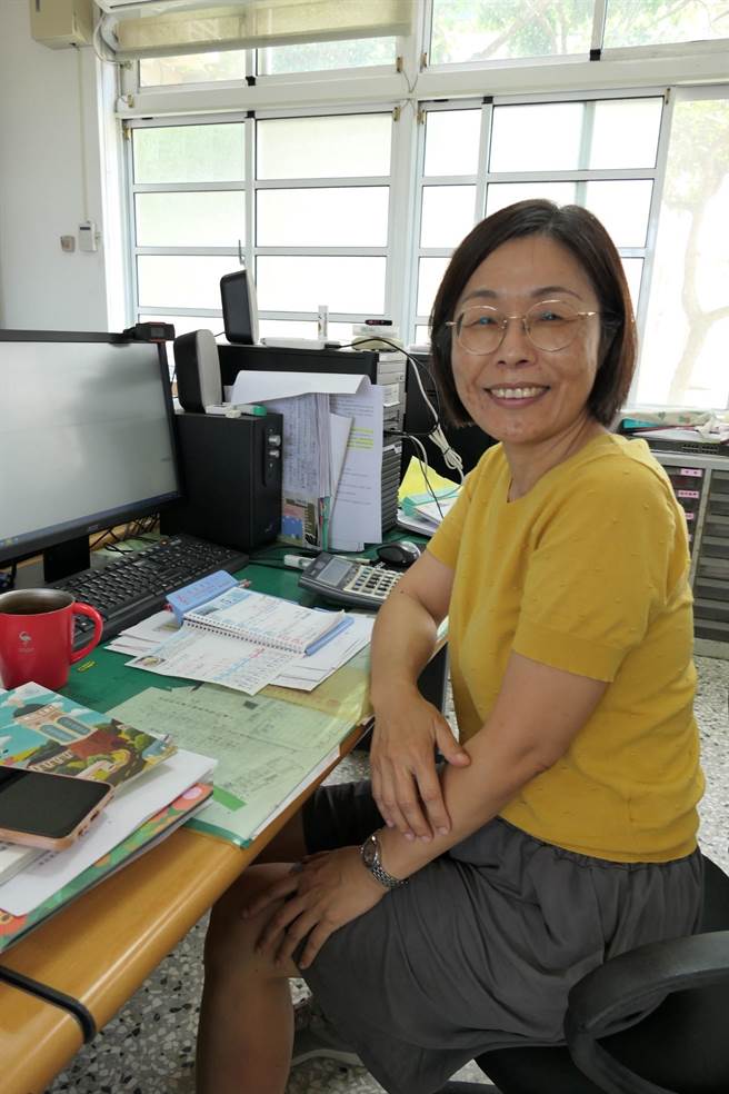 云林县四湖乡飞沙国中主任蔡丽昭致力偏乡学生多元学习，获选教育部「杏坛芬芳奖」。（张朝欣摄）