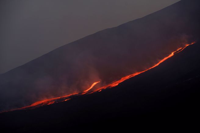 歐最高活火山噴發震撼畫面曝光！西西里島關閉機場 國際 中央社