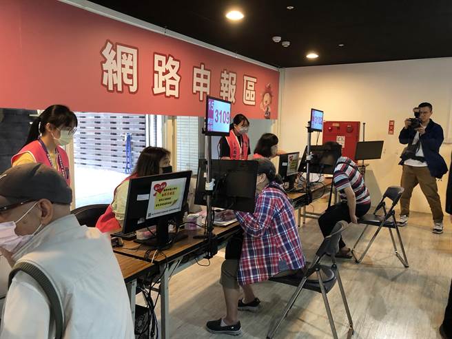 报税示意图（图／吴静君摄）