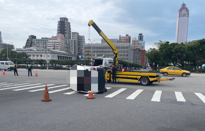 14时26分发生在中正区凯达格兰大道、怀寧街口之交通事故，系小货车（陈男、42年次）沿怀寧街北往南违规穿越路口时，与沿凯达格兰大道西往东直行之自小客（驾驶王男、43年次）发生碰撞而导致侧翻，而自小客车的引擎盖也严重毁损。（图／警方提供）