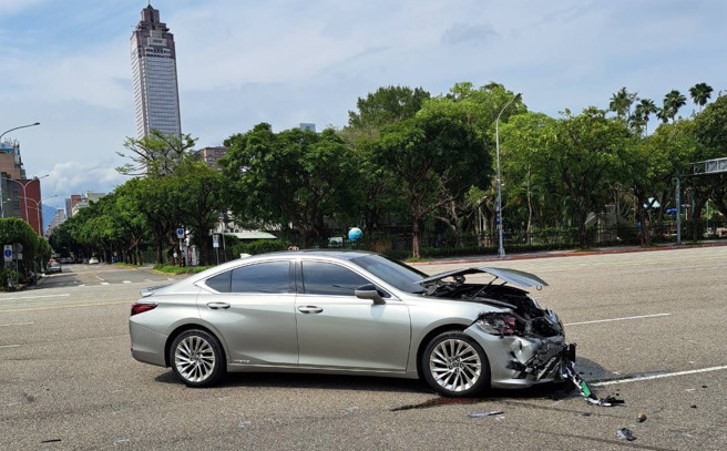 14时26分发生在中正区凯达格兰大道、怀寧街口之交通事故，系小货车（陈男、42年次）沿怀寧街北往南违规穿越路口时，与沿凯达格兰大道西往东直行之自小客（驾驶王男、43年次）发生碰撞而导致侧翻，而自小客车的引擎盖也严重毁损。（图／警方提供）