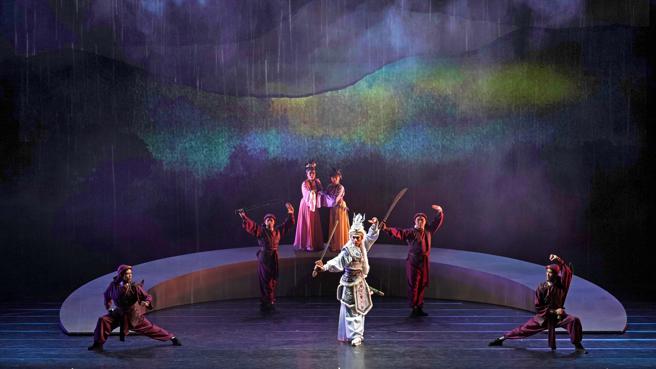 薪传歌仔戏剧团《望乡之夜》独特的月牙造型舞台_象徵月有阴晴圆缺，随着剧情而旋转变化.，不圆之月定调了此剧不圆满的悲剧性质_摄影师陈少墉(高雄市文化局提供)
