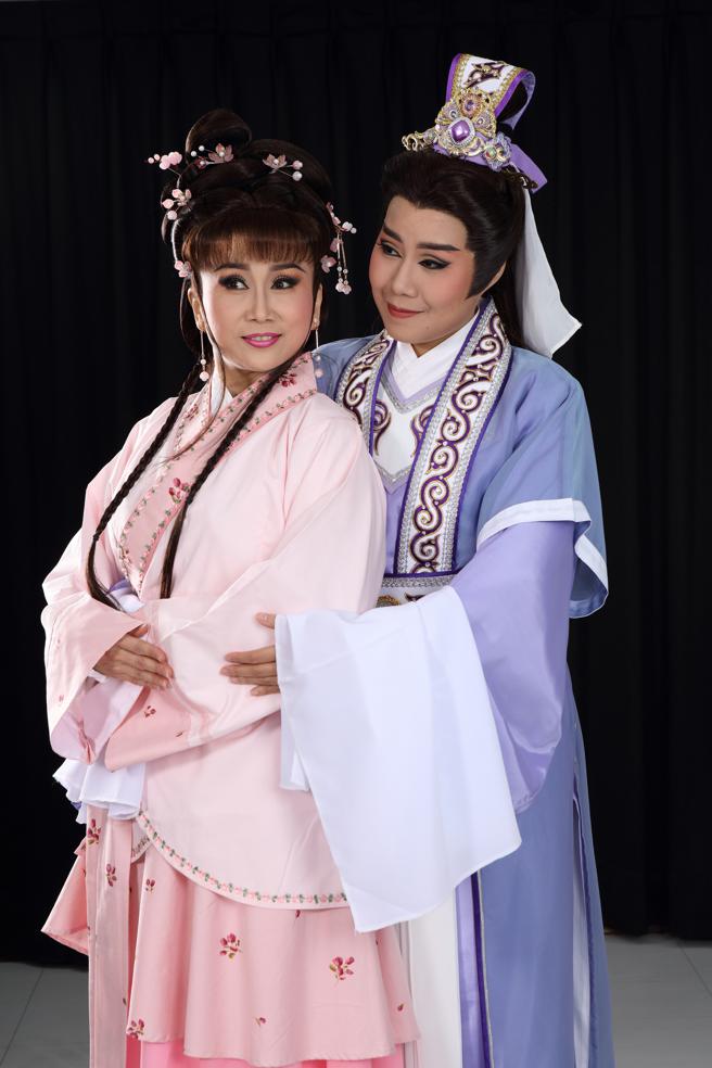 薪传歌仔戏剧团《望乡之夜》(前_张孟逸, 江亭莹)-摄影陈宥崧(高雄市文化局提供)