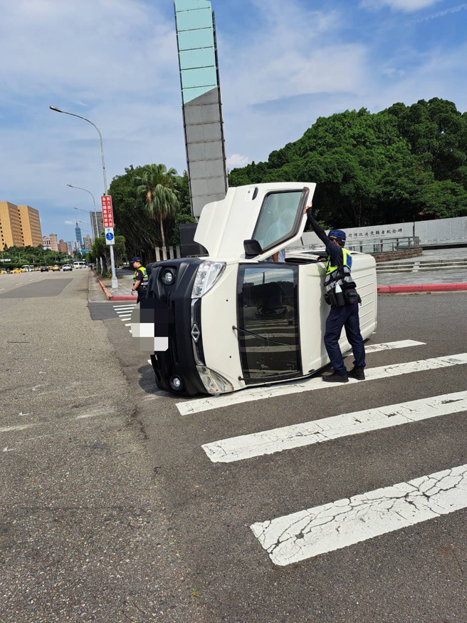 14时26分发生在中正区凯达格兰大道、怀寧街口之交通事故，系小货车（陈男、42年次）沿怀寧街北往南违规穿越路口时，与沿凯达格兰大道西往东直行之自小客（驾驶王男、43年次）发生碰撞而导致侧翻，而自小客车的引擎盖也严重毁损。（图／警方提供）