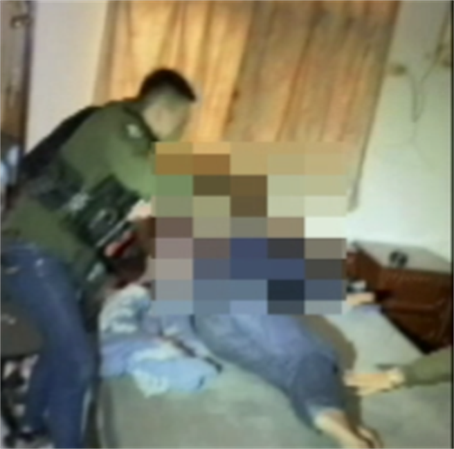 警方破门持枪压制毒犯。（翻摄画面）