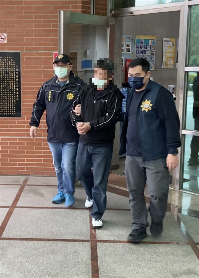 萧姓男子（中）被移送法办，复讯后收押禁见。（翻摄画面）