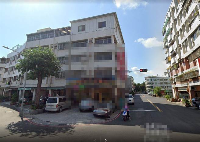 高雄小港区一家知名国小补习班张简姓女会计任职19年来，涉嫌浮报老师钟点费、短报漏记学生学费及餐费，掏空补习班数千万元挨告，一审判免赔，二审认为王女监督不周有5成责任，判女会计仅须赔偿1473万元。高雄高分院更一审翻盘，认为王女基于多年信任无过失，判女会计须赔偿2883万元，可上诉。（取自GoogleMap／袁庭尧高雄传真）