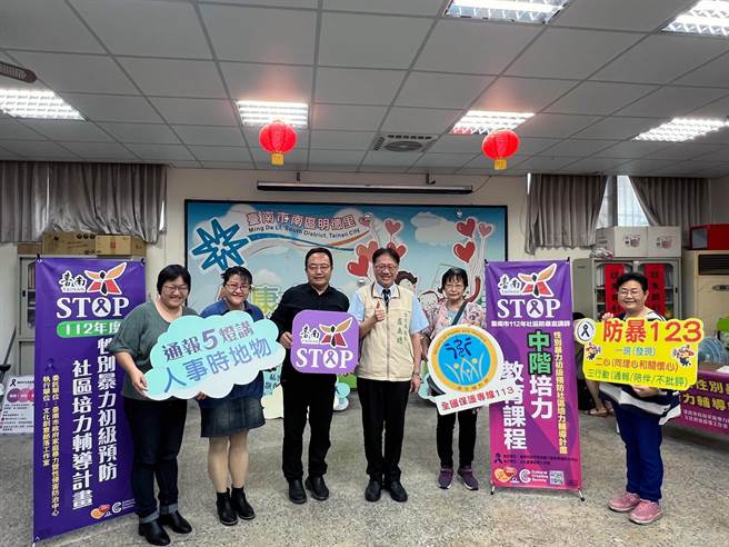 揪团一起报名参加台南市社区防暴宣讲师培训的李琦珊（左一）、李琦凤（左二）、李崇勇（左三）、李琦玲（右二）、李琦珩（右一）兄妹，与社会局长卢禹璁合影。（社会局提供／洪荣志台南传真）