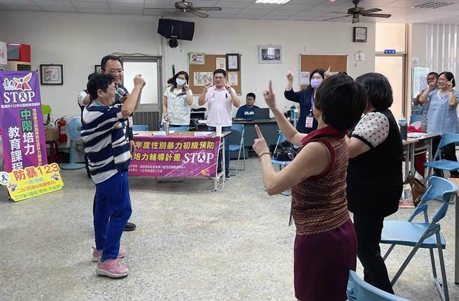 台南市社区防暴宣讲师培训课程，学员们在试讲考评时，各自展现拿手绝活。（社会局提供／洪荣志台南传真）