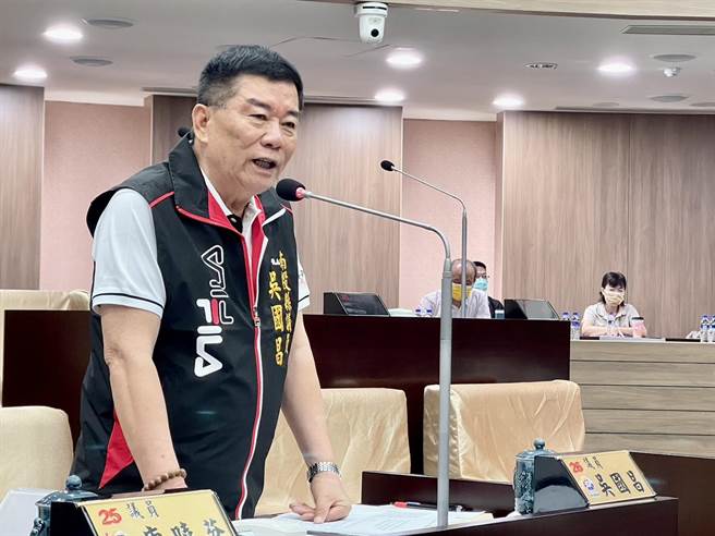 南投县议员吴国昌说，投资业者认为要符合都审标准的手续繁杂，迄今还没看到投资业者动工兴建？（杨静茹摄）