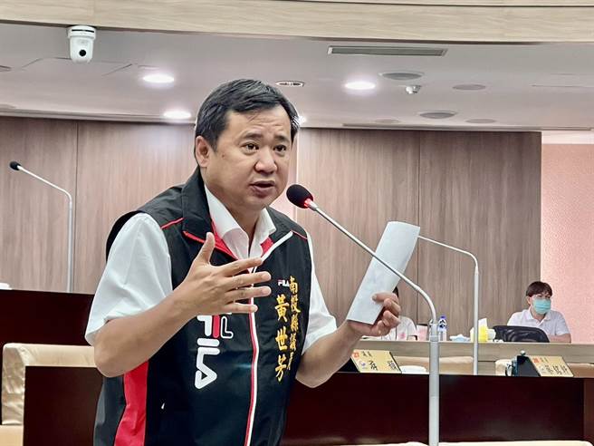 南投县议员黄世芳说，投资业者取得土地后碰到疫情，不敢贸然动土兴建，导致开发进度停摆，盼县府协助业者展延开发期限。（杨静茹摄）