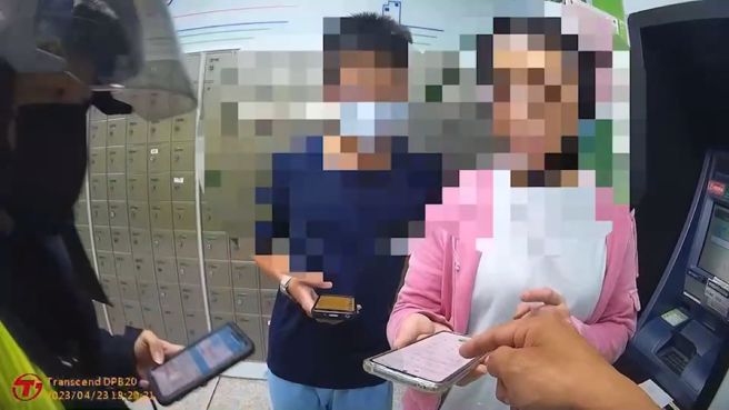 员警到场说明诈骗手法。（图／警方提供）