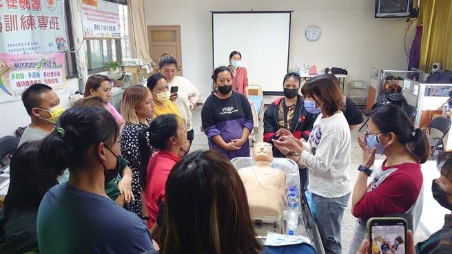 劳工局今年预计在高雄各地区开办35班，每月皆有开班，持续受理报名中，欢迎年满16岁以上、对长照行业有兴趣的市民朋友，不限学经歷，失业或在职者都可报名参训。符合特定对象身分者，参训费用完全免费。（高市劳工局提供／袁庭尧高雄传真）