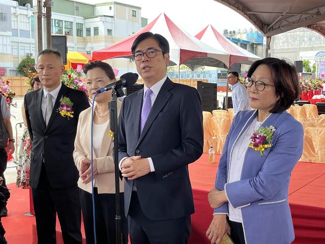 高雄市长陈其迈今（22）日回应，已编列3.6亿预算交通预算改善人行道等设施，并加强执法及交通管理等方式，保障行人优先通行权。（柯宗纬摄）