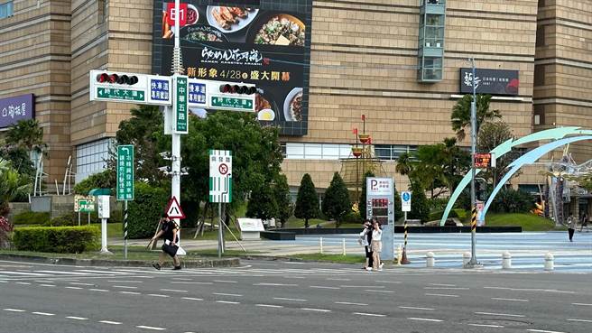 近来行人路权备受关注。图为民眾过马路画面。（柯宗纬摄）