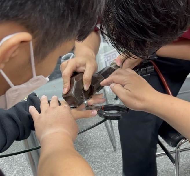 大湳消防分队利用破坏器材替民眾拔除钢戒。（大湳消防分队提供／陈梦茹桃园传真）