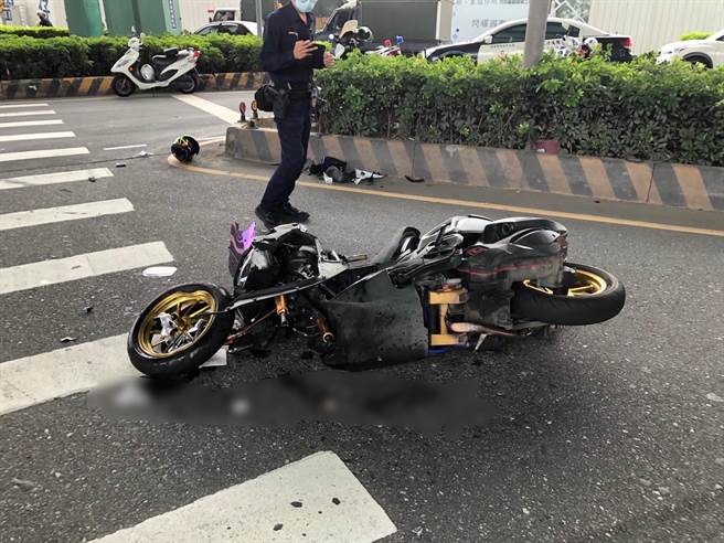 徐男骑乘机车与小货车发生车祸，送医抢救后不治死亡。（警方提供）