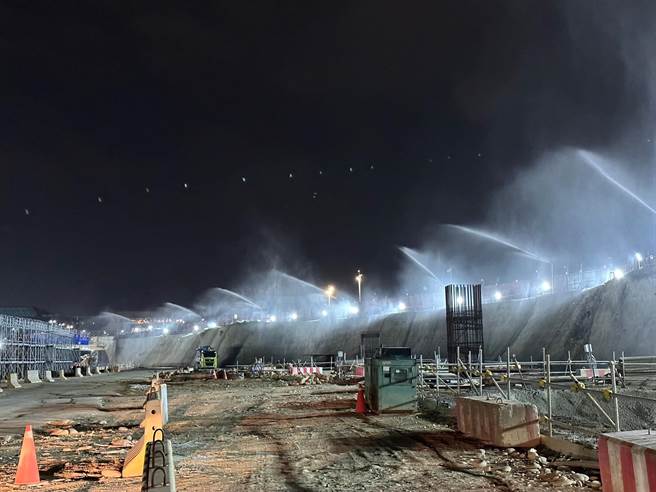 桃园机场工程夜间大型自动洒水。（桃园市环保局提供／陈梦茹桃园传真）