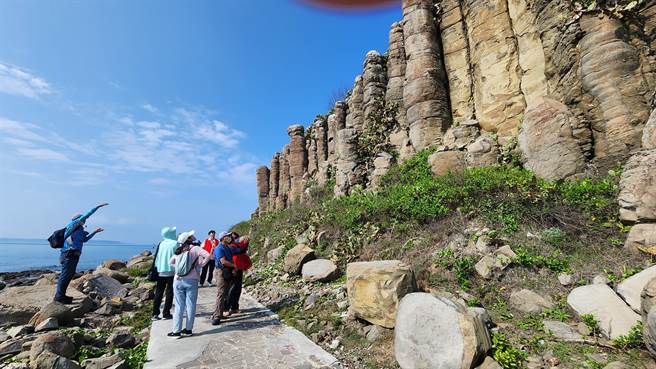 桶盘屿上的玄武岩柱，一度曾被拿来向联合国申请登录为世界袭产，但近年因风化严重，已有多处坍方。（许逸民摄）