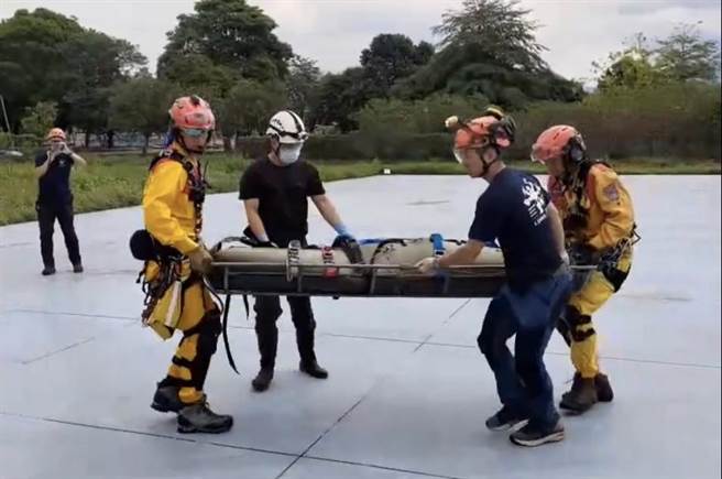 飞龙瀑布溯溪意外造成2人死亡，经相验初判皆为生前溺水。(屏县消防局提供)