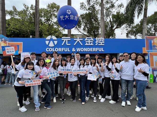 主计总处今公布4月失业率3.5％，创近23年同月最低，官员预估5月失业率持平，6月毕业旺季、新鲜人步入职场，失业率会季节性上升，图为台大校园徵才活动。(资料照)