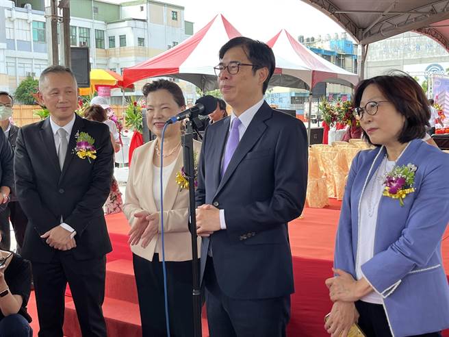 高雄市长陈其迈今（22）日指出，今早高屏溪川流量29.6CMS，抗旱水井都已停止抽水，由地面水再加上伏流水都绰绰有余，因此正观察这一周跟下一波的降雨来调整水情灯号。（柯宗纬摄）