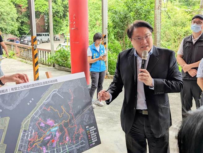 内政部长林右昌视察基隆，并宣布天鹅洞环境改善计画已获营建署核定，中央将补助5500余万元，他也笑称这是「林部长兑现林市长的支票」。（张志康摄）